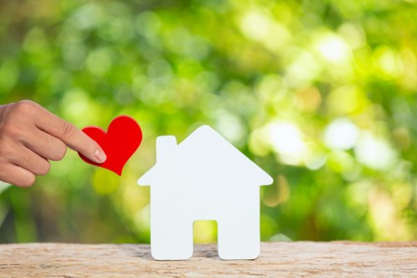 A l'inverse, lorsque vous entrez dans une maison dans laquelle vous vous sentez immédiatement bien, vous la trouvez lumineuse et des mots symbolisant le bien être, la paix vous viennent à l'esprit très aisément.Suivant la problématique, parfois l’énergéticien peut envisager d’effectuer en parallèle un dégagement énergétique du client qui en raison du temps passé dans ce lieu toxique s’est trouvé impacté au niveau de son corps physique et de ses corps énergétiques, ce qui pourrait se traduire par de la fatigue chronique, de la tristesse, des idées noires, des angoisses….N'oublions pas que l'on ne choisit jamais un lieu de vie par hasard.